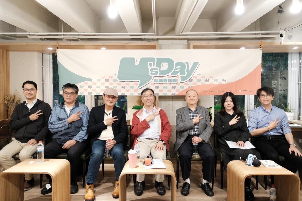 Y’s Day「週三青年日」20日晚上舉辦第80場活動「要跪的永遠最貴？中國發財夢後的代價與台灣紅利」。舞臺上由左至右為馬準威、王國臣、陳慕義、陳俐甫、高為邦、劉姝廷、董思齊。 圖：Y’s Day「週三青年日」提供
