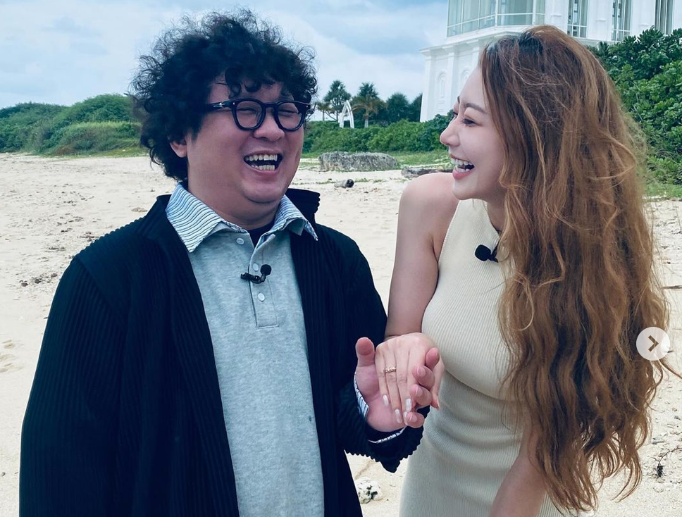 納豆昨(20)日深夜驚喜宣布，在沖繩海灘向交往8年的女友依依求婚成功的消息。 圖：翻攝自納豆IG