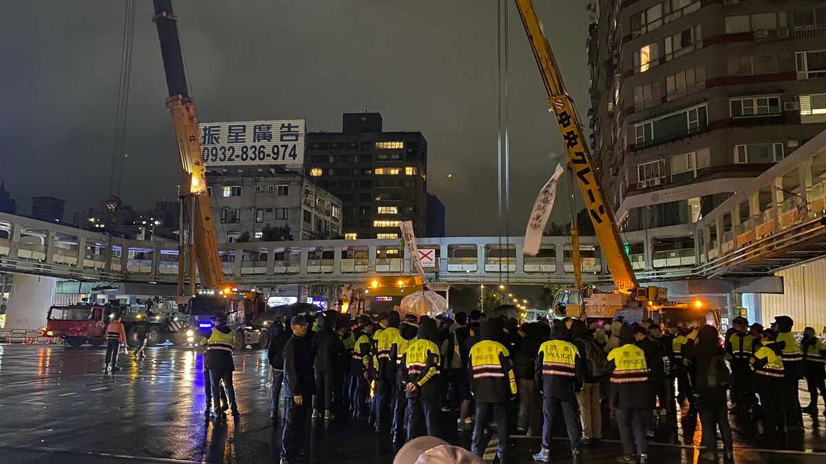 「守護和平新生天橋」指出，蔣市府只以一紙A4紙通知拆橋，在他們臨時爭取來的說明會中表示「僅作通知，沒有討論餘地」，在媒體放話要強勢拆除，又在一天內突襲封橋拆除，也是台北史上文資審議時間最短的案子，痛批蔣萬安是剛愎自用、心口不一的虛偽首長。 圖：「守護和平新生天橋」團體提供