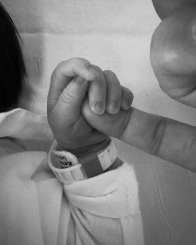 宋仲基曬出女兒小手的照片，開心表示「公主健康地誕生了！」。 圖：翻攝自官咖