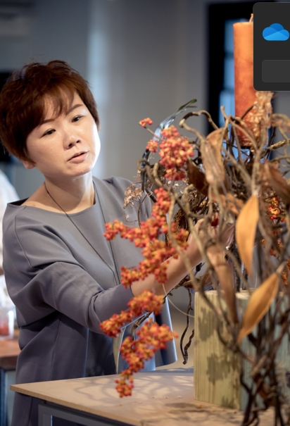 歌德國際花藝家協會理事長簡明惠，為此次公益活動親自教學 圖：益品書屋淡水館提供