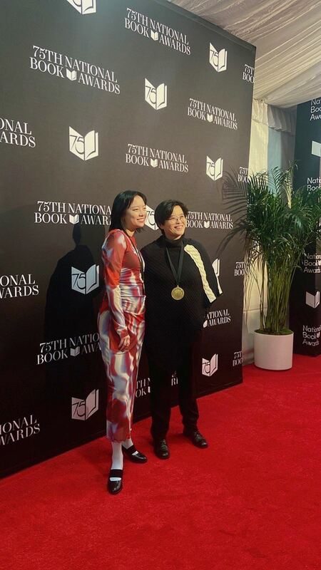 《台灣漫遊錄》作者楊双子（右）、英譯者金翎（左）得獎畫面。 圖：文化部提供
