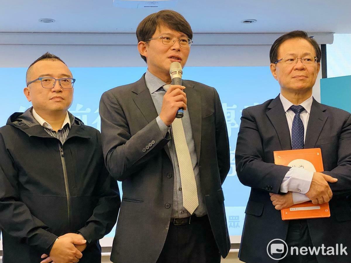民眾黨立委黃國昌（中）、張啓楷（右）、黨秘書長周榆修（左）。 圖：周煊惠 / 攝