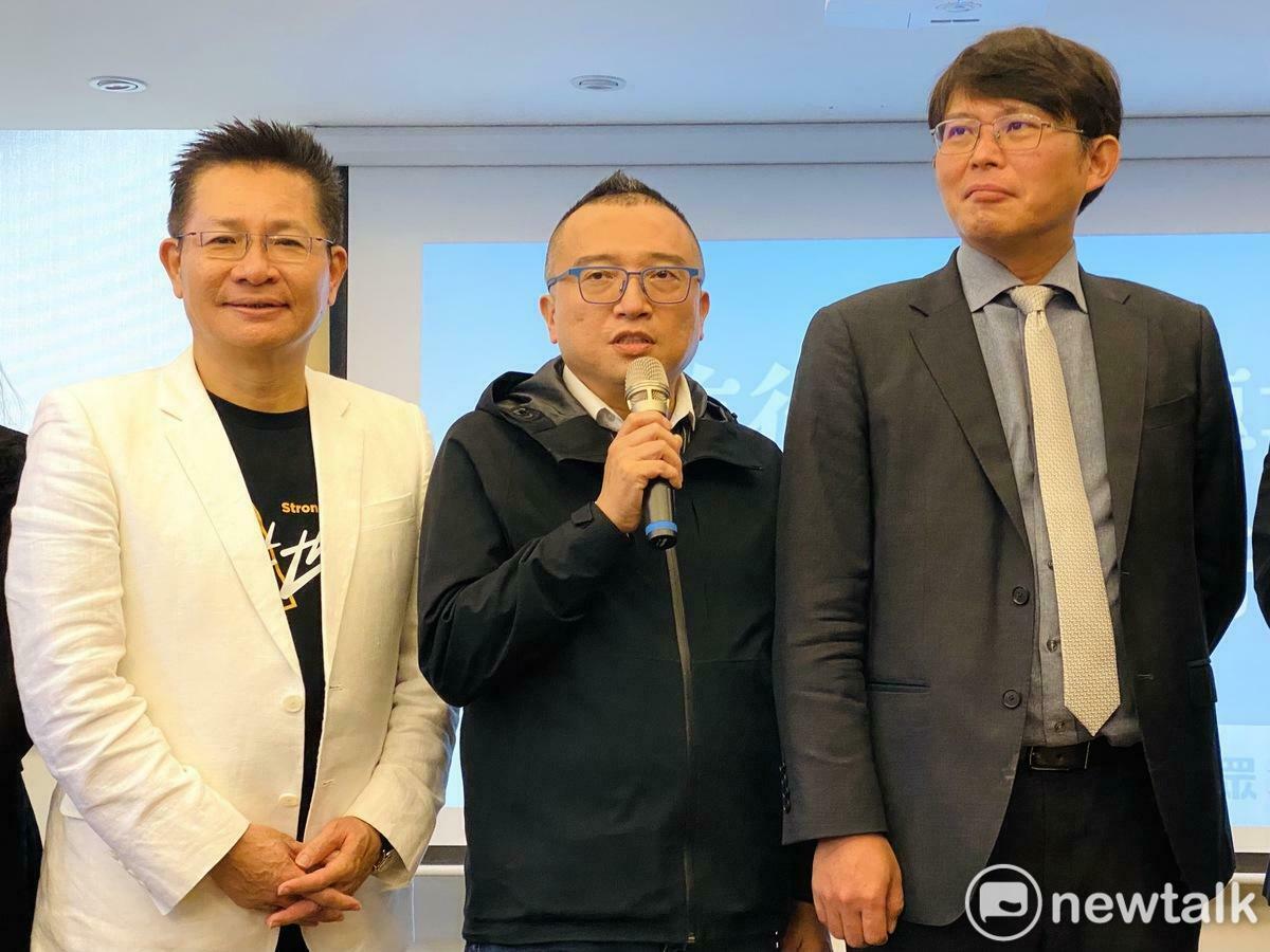 民眾黨秘書長周榆修（中）、黨籍立委黃國昌（右）、吳春城（左）。 圖：周煊惠 / 攝