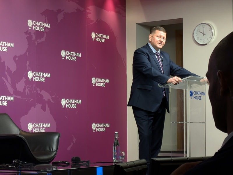 烏克蘭駐英國大使、前武裝部隊總司令扎盧茲尼20日指出，第三次世界大戰已在2024年開始，因為俄羅斯的專制威權盟友已「直接參與」對烏克蘭的侵略戰爭。圖為他10月出席倫敦一場智庫演說，也提到中國支援俄羅斯的侵略戰爭。 圖：中央社提供