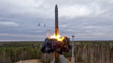 俄羅斯於當地時間 21 日，以 RS-26 「邊界」洲際彈道導彈向烏克蘭的軍事目標發起攻擊，再次讓俄烏之間的衝突升溫。 圖：翻攝自 @Israelwaronhama X 帳號