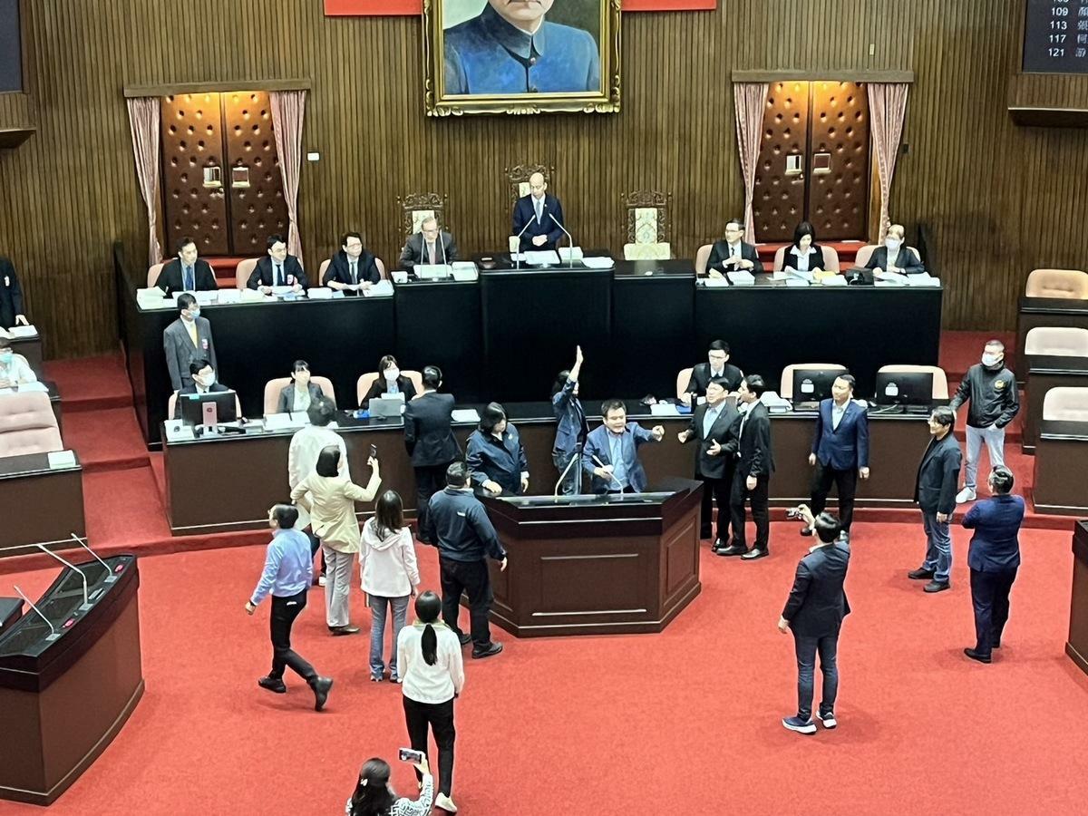 國民黨提案「停止討論」，遭到民進黨立委莊瑞雄抗議，藍綠一度在院會對峙。 圖：金大鈞 / 攝（資料照）