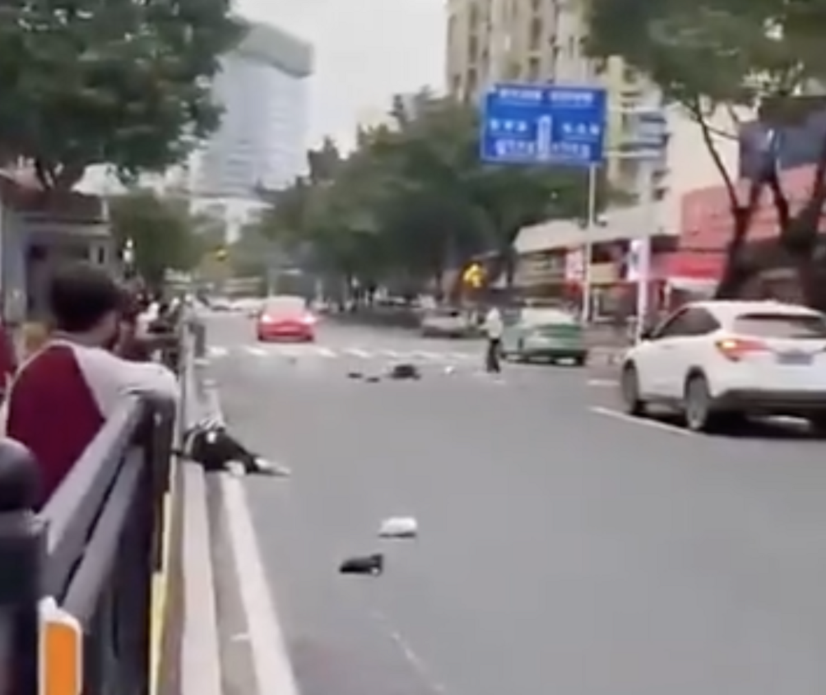 珠海地區被撞的行人倒地不起，死傷慘重。 圖：截自「 x 」@xinwendiaocha
