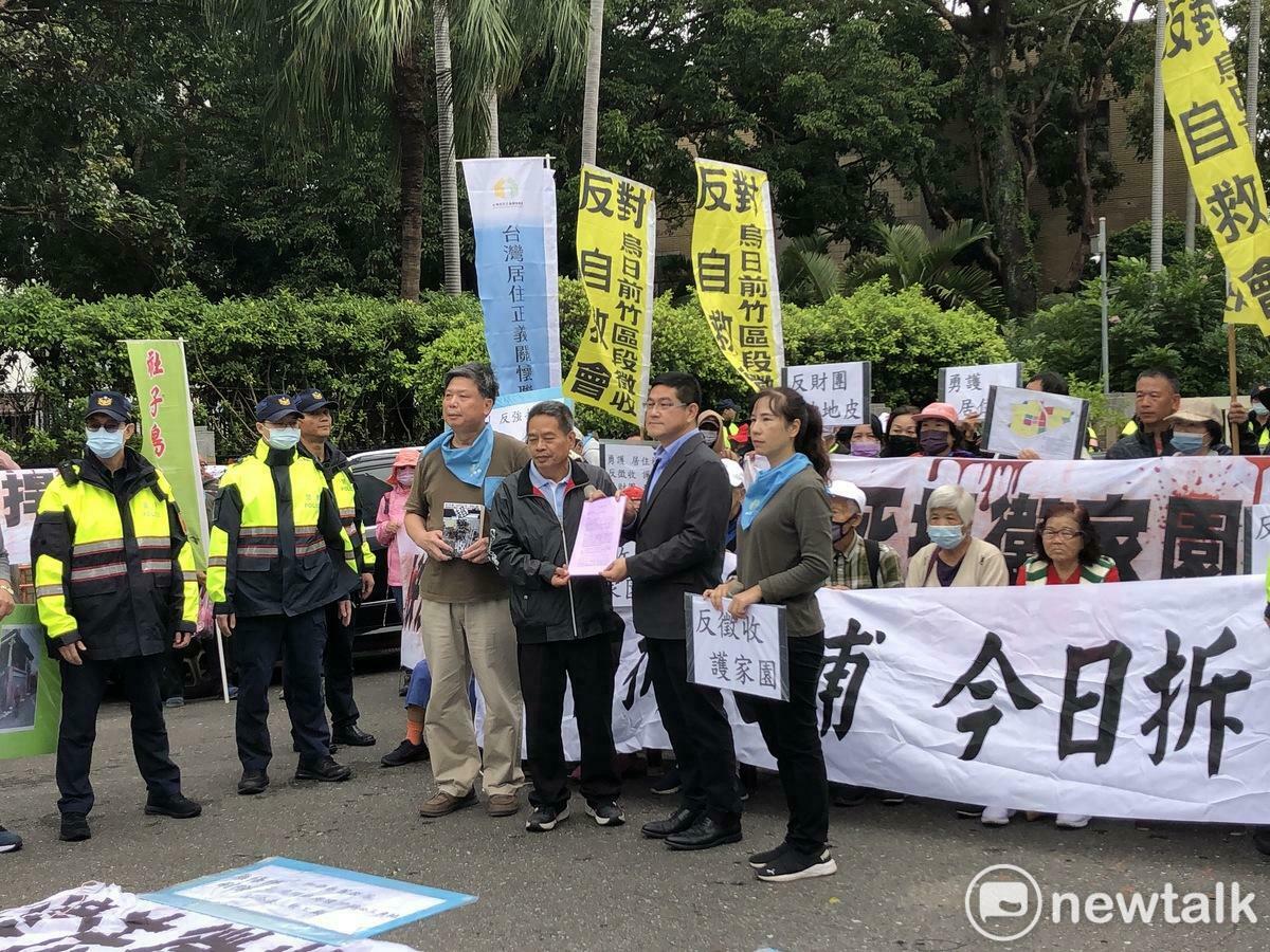 反對烏日區前竹區段徵收自救會今（22）日約150位居民、員工及好友北上陳情，由行政院交通環境資源處副處長黃志元出面接收訴願書。 圖：謝莉慧/攝