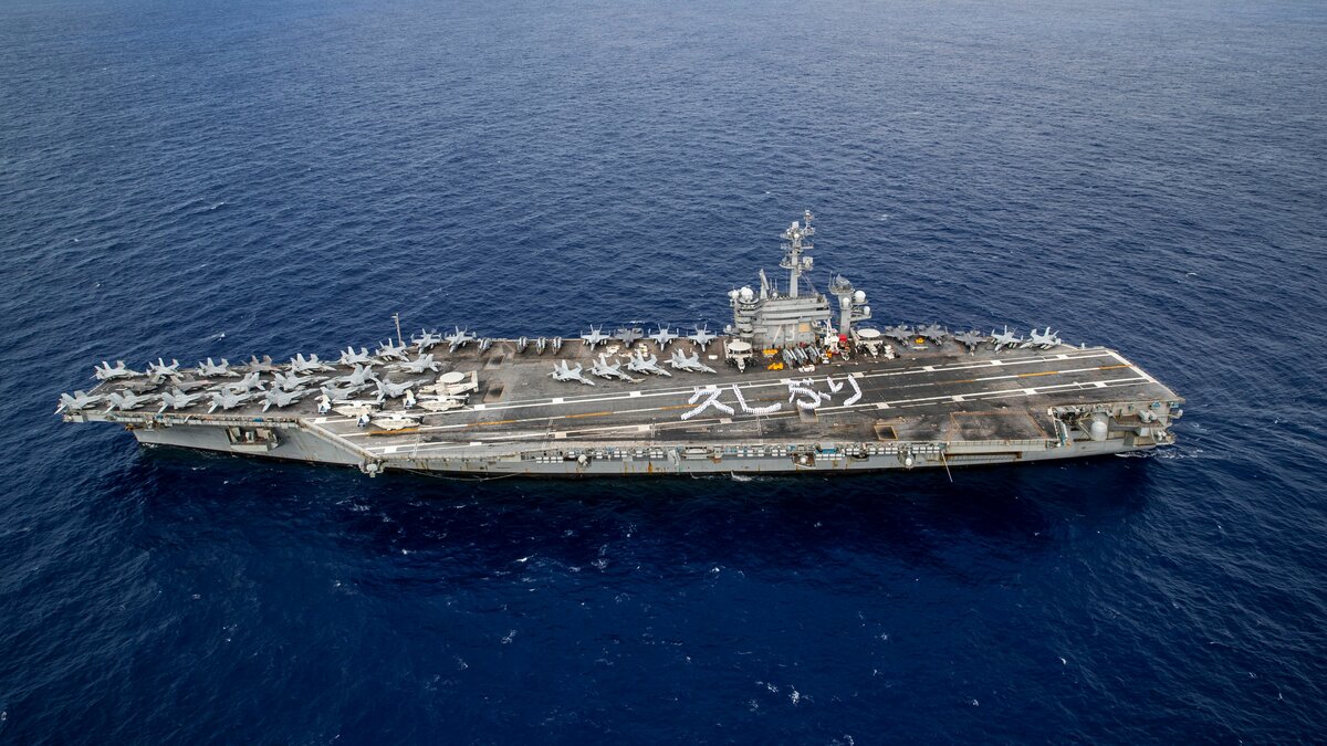 美國海軍核動力航空母艦「華盛頓號(CVN-73)」22日駛入橫須賀港，航行途中用日文拼寫排出「好久不見」字樣，表達重返橫須賀的心情。 圖：翻攝「X」@US7thFleet
