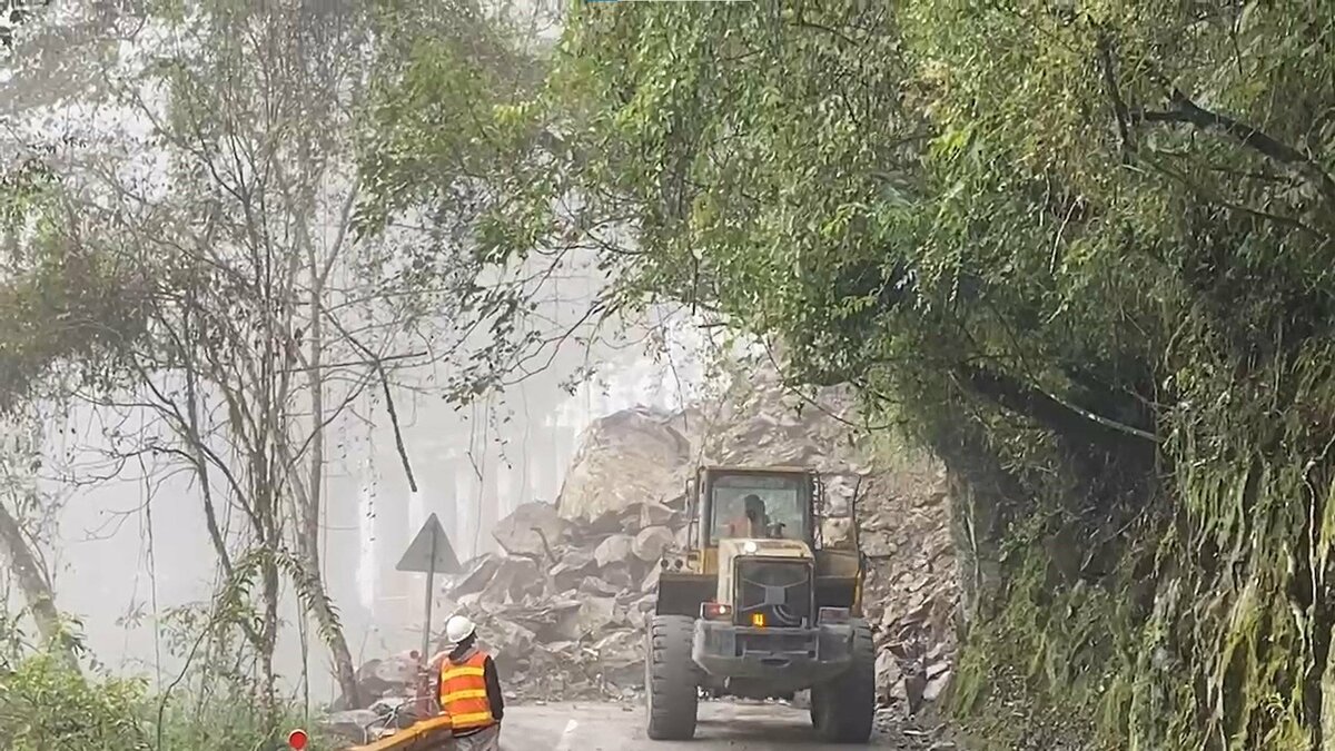 中橫道路今(22)日上午傳出嚴重坍方公路局公路局東區養護工程分局獲報立即派員前往搶通，預計最快23日中午才能開放通行。 圖：公路局／提供