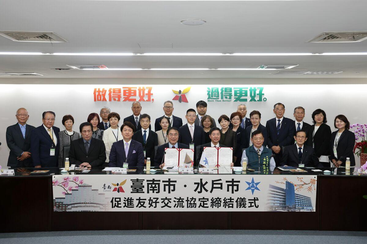 日本茨城縣水戶市長高橋靖與議長大津亮一今日率領該市府會團隊及市民團一行72人到訪台南，並在市民團的見證下，與台南市長黃偉哲簽署「台南市與水戸市促進友好交流協定書」，兩市正式締結為友誼市。 圖：台南市政府提供