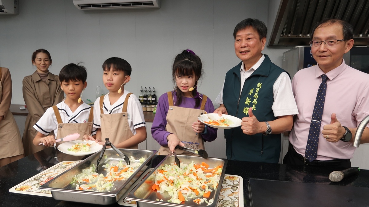 食育教室不僅提供師生優質的學習場所，也可提供學生參與學校午餐菜單設計、高年級學童推行PBL（問題導向學習）課程，於課餘時間可開辦烘焙及料理課程，鼓勵學童透過實作學習探索不同的烹飪技藝，增強飲食選擇能力，提升團隊合作精神。 圖：台南市政府提供