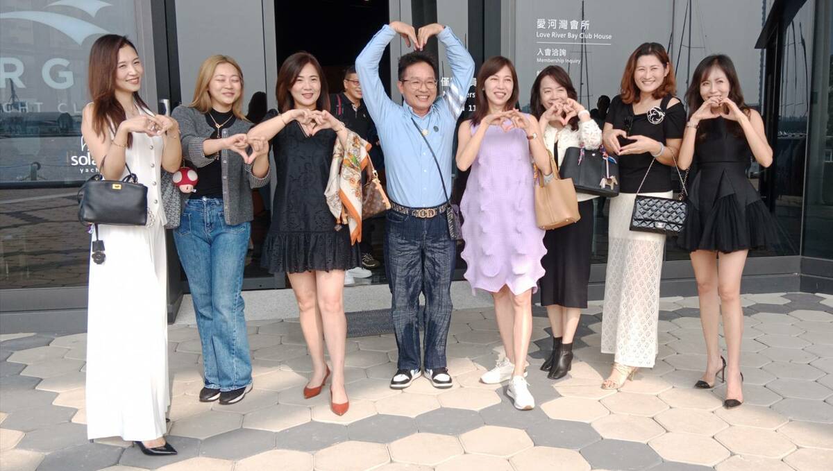 陳福臺(左四)從義大利精品廚具代理商跨足遊艇休閒產業。 圖：孫家銘攝