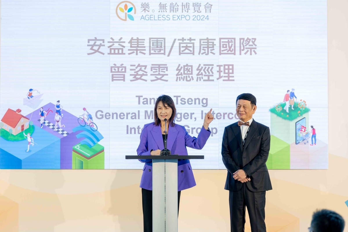 涂建國(右)與曾姿雯(左)於2024樂｡無齡博覽會開幕致詞。 圖：茵康國際會議顧問公司提供
