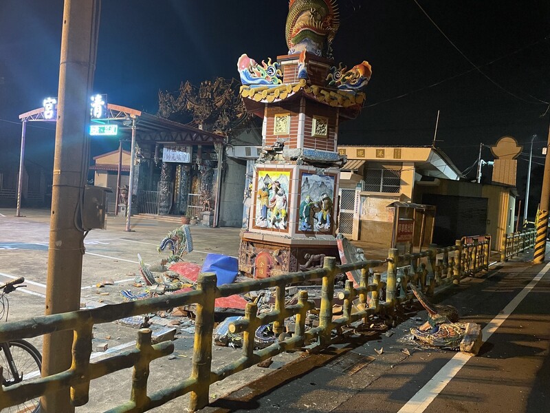 台南市22日晚間起接連發生地震，新市區崙仔頂清水宮金爐傾斜，雕飾掉落。 圖：台南市政府提供/中央社