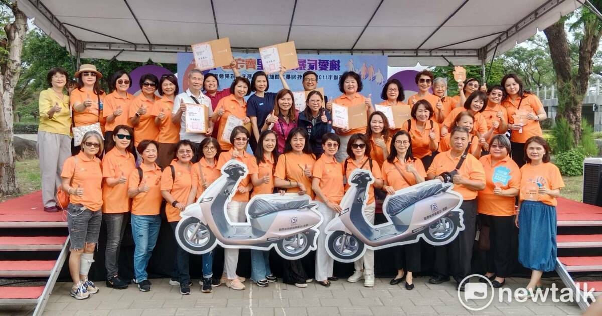國際崇她高雄社及高雄育萱社集結8個善心企業組織，捐贈10台「保護救援服務」電動機車。 圖：孫家銘攝