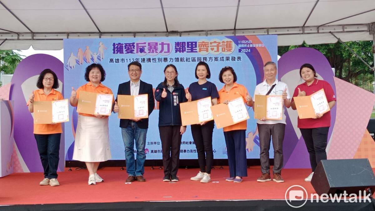 蔡宛芬(左四)頒給捐贈電動機車的善心企業組織代表感謝狀。 圖：孫家銘攝