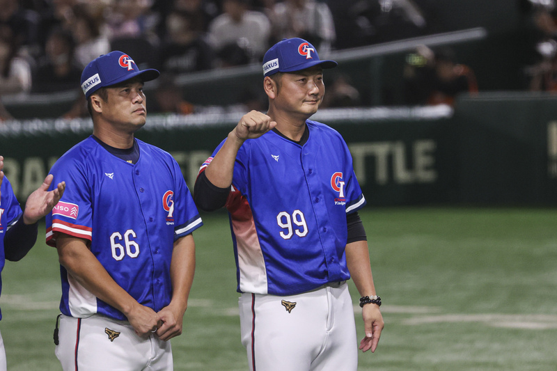 世界12強棒球賽複賽台灣隊23日晚間在東京巨蛋與日本隊交手，台灣隊總教練曾豪駒（右）率隊入場。 圖：中央社提供