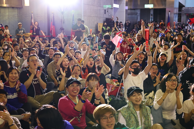 世界12強棒球賽複賽台灣隊23日對戰日本隊，台北市政府晚間舉辦直播活動，台灣隊球員打出安打後，現場觀賽民眾大聲歡呼。 圖：中央社