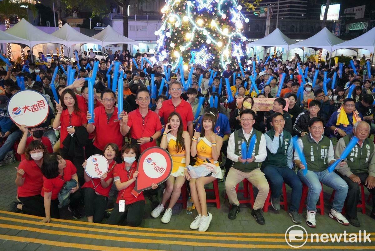 世界棒球12強超級循環賽今晚由台灣隊對戰日本隊，民進黨台南市黨部特邀市民在台南後火車站大遠百，與東京巨蛋台灣應援團同步，一起為台灣隊加油。 圖：民進黨台南市黨部提供