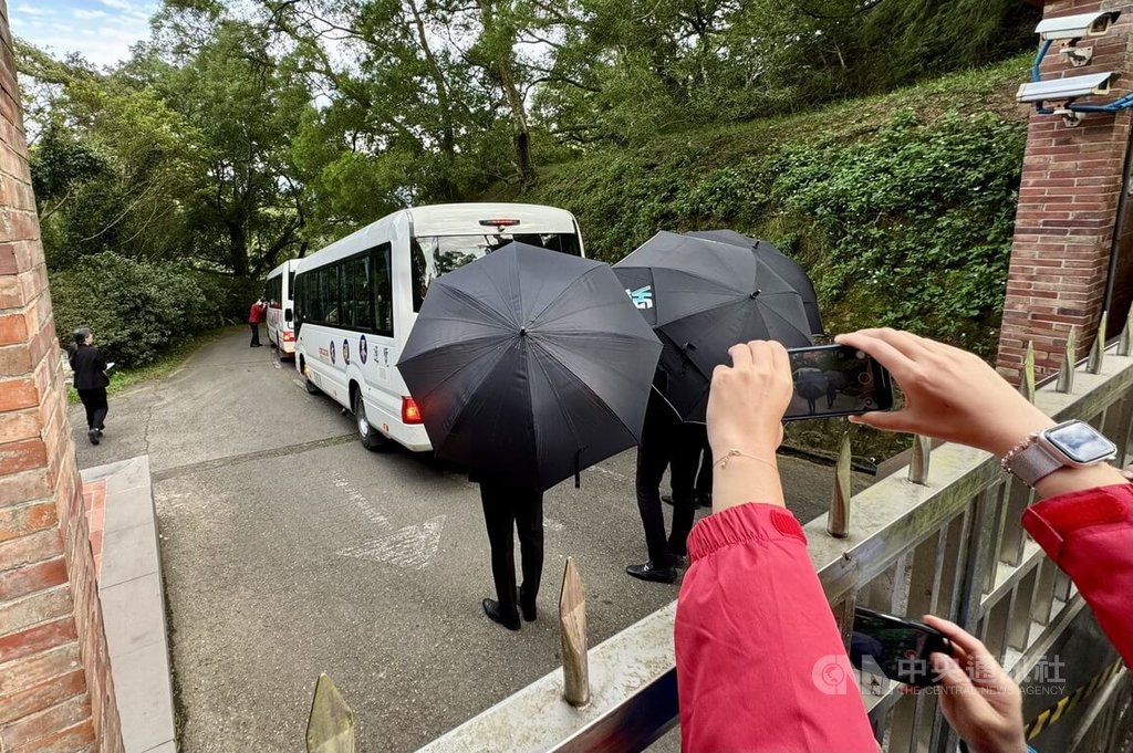 前中共中央政治局委員薄熙來之子薄瓜瓜與台灣女子結婚，23日晚間在新竹縣南園人文客棧舉辦婚宴，賓客須核對資料才可入園，並有多名保全人員舉黑傘協助遮擋，過程未見政治人物或名人出席這場婚宴。 圖:中央社提供