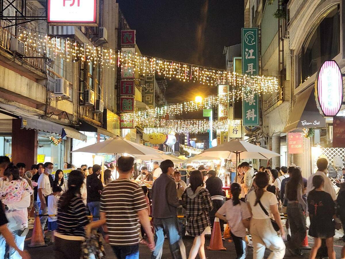 「中華一條街市集」集結文創手作、特色美食、甜點等超過70個特色攤位。 圖：屏東縣政府提供