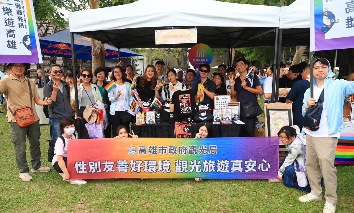 觀光局攤位展示高雄熊周邊系列商品。 圖：高雄市觀光局提供