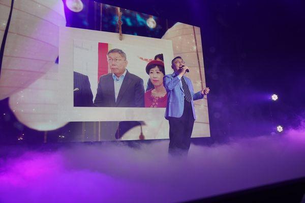 柯文哲去年召開首場個人演唱會進行募款，票價8800元勘比韓國超夯團體BLACKPINK，引發各界關注。 圖：民眾黨提供