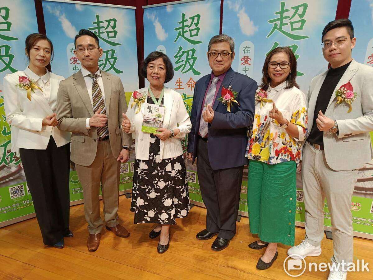 主辦人林金葉與到場分享的企業家。 圖：唐復年/攝