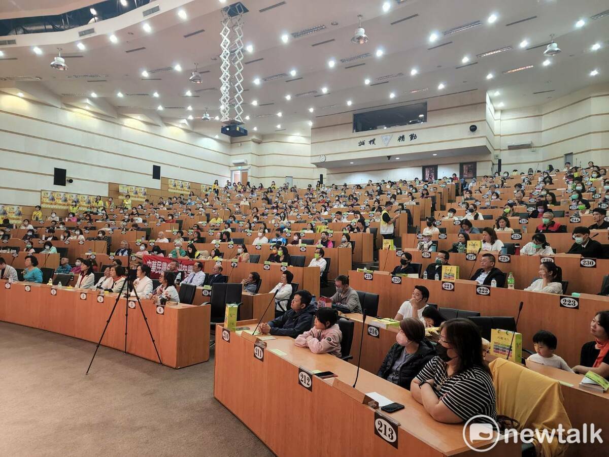 在中興大學舉行的「黃金人生黃金程」企業家分享會，吸引300多位聽眾到場。 圖：唐復年/攝