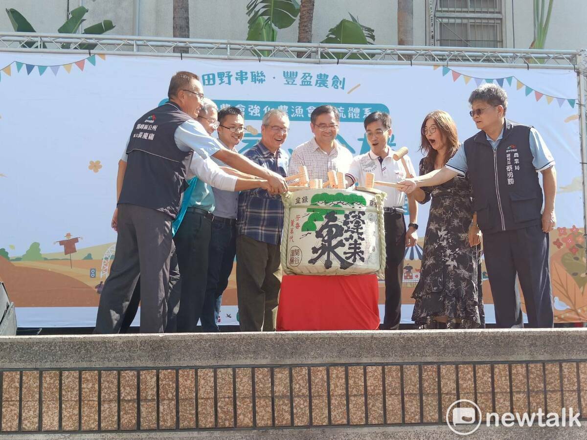 與會貴賓共同敲槌宣布活動開始。  圖：唐復年/攝
