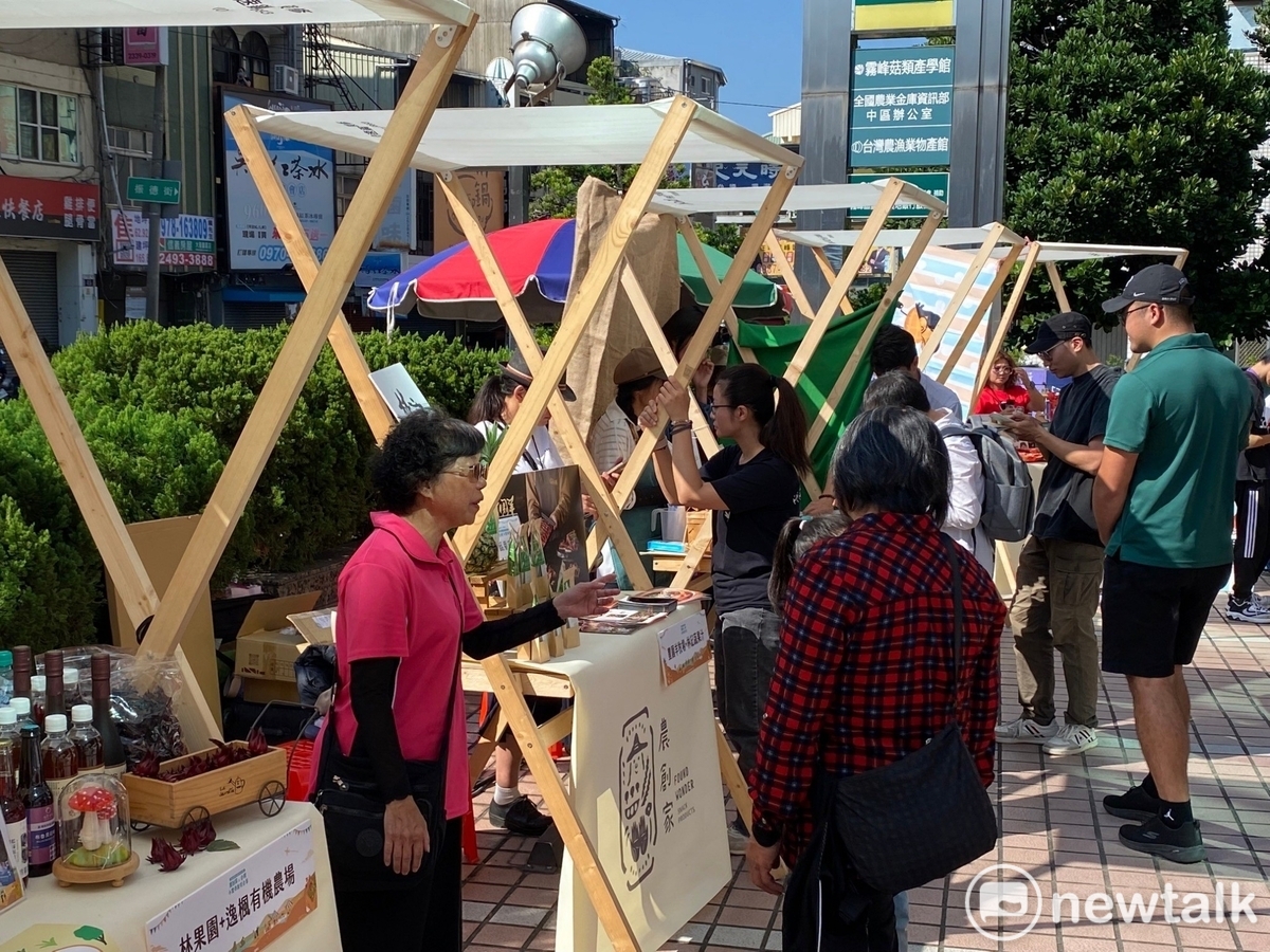 合樸小雪市集吸引太批人潮。 圖：唐復年/攝