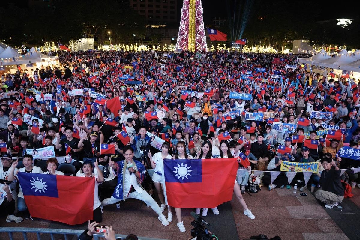中華隊的奪冠引發全國歡騰，各地球迷湧上街頭慶祝。 圖:張良一/攝