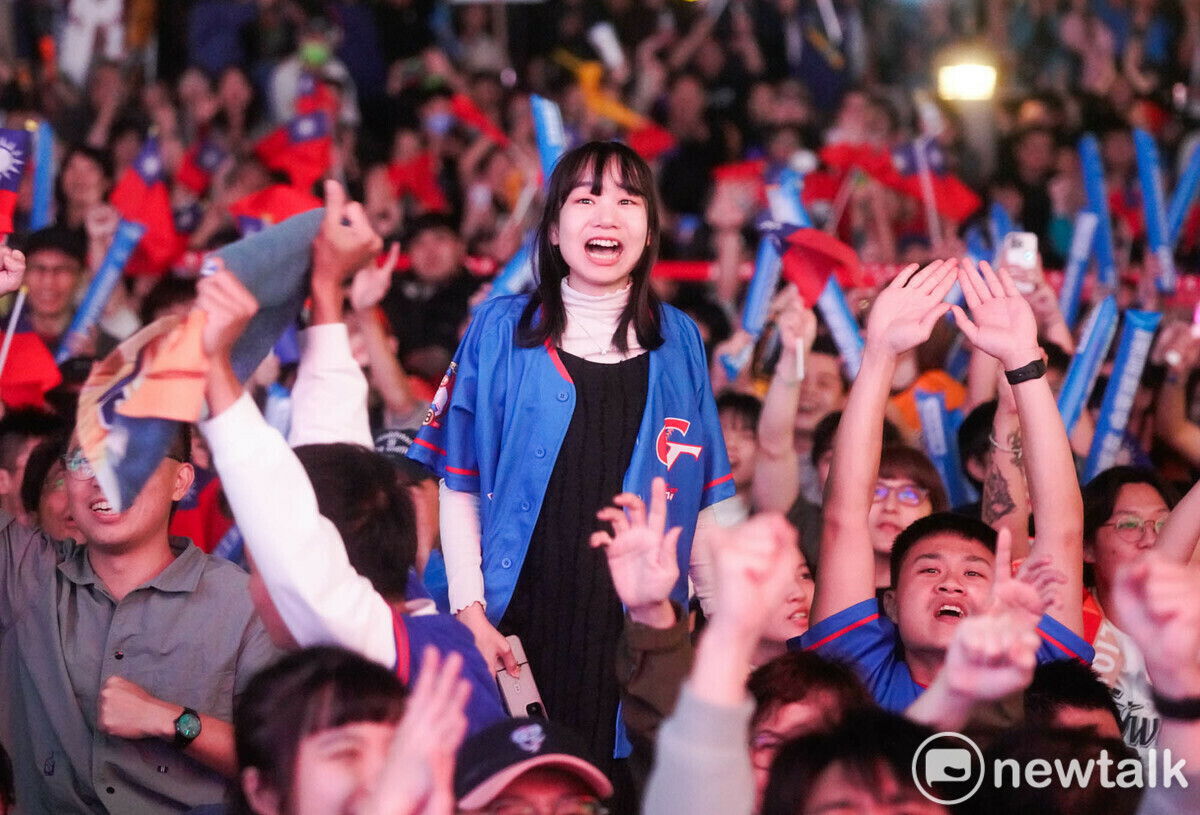 台灣隊擊出第一支全壘打時，球迷們興奮的歡呼尖叫。 圖：張良一/攝