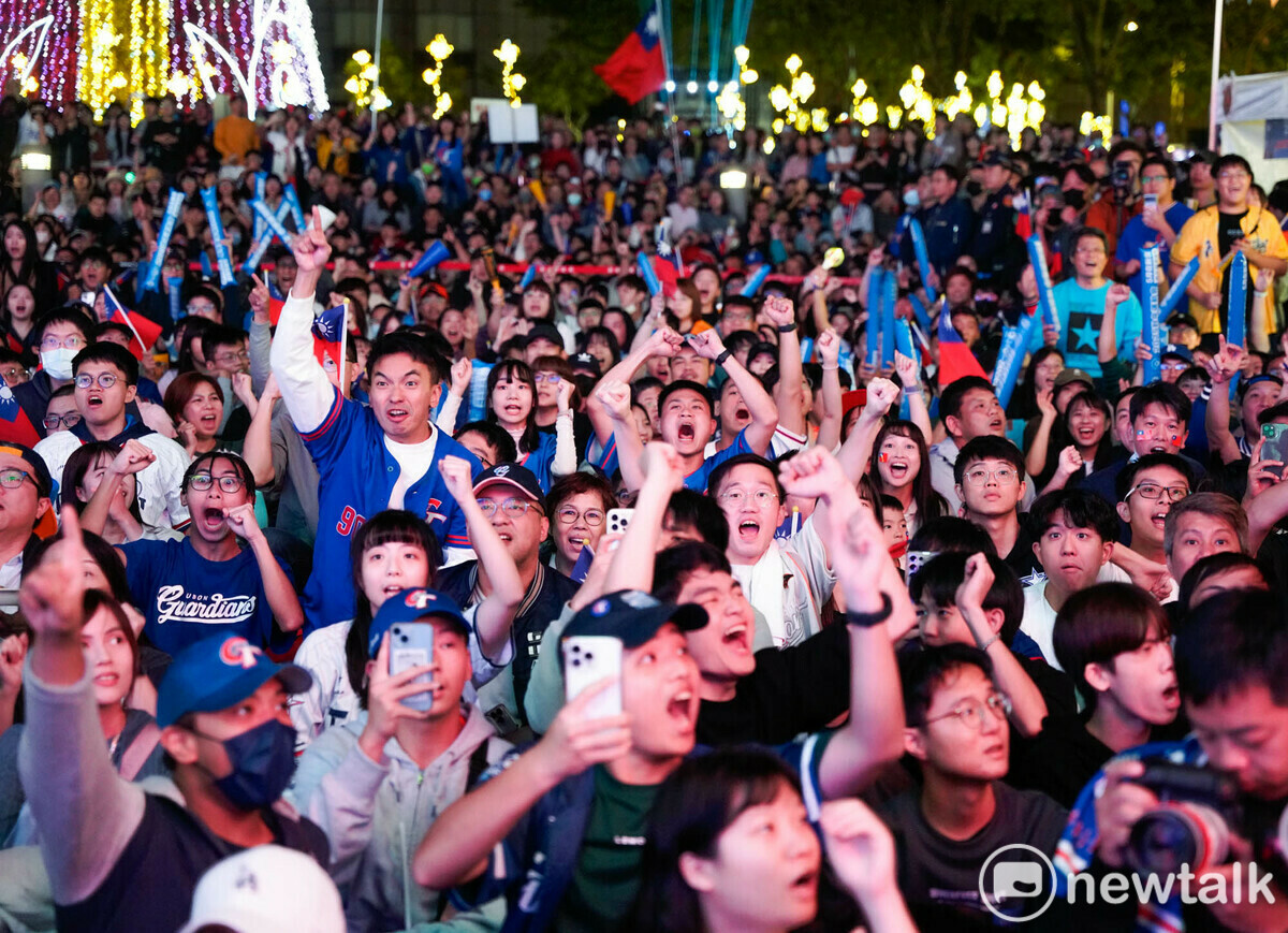 台灣隊球員每有安打上壘，球迷都報以熱烈的歡呼。 圖：張良一/攝