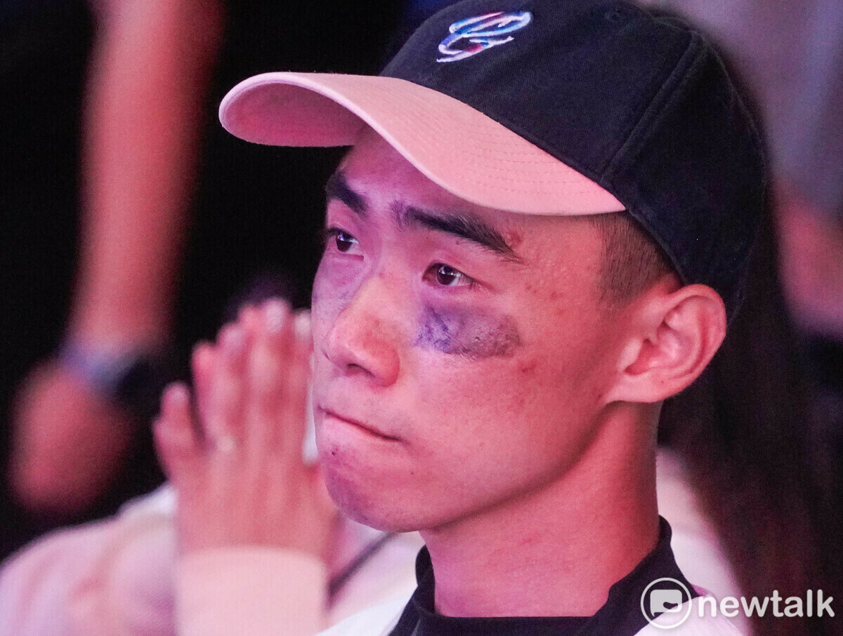 台灣隊拿下12強冠軍，球迷熱淚盈框。 圖：張良一/攝