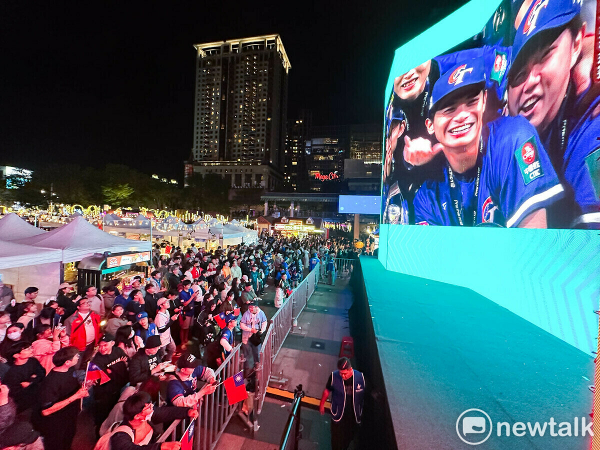 螢幕上的台灣隊長陳傑憲在勝利的喜悅放送到市民廣場。 圖：張良一/攝