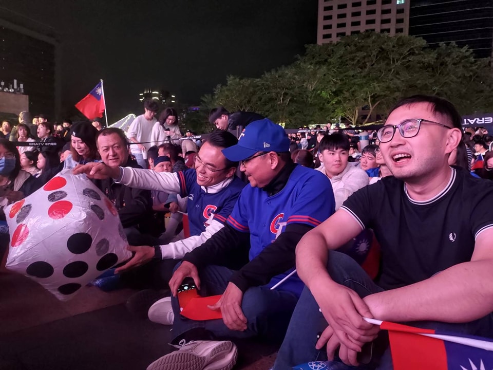 國民黨立委與新北市長侯友宜、立委廖先翔觀賞轉播賽事期間，向侯友宜介紹他自製的「六點骰」。 圖：擷取自洪孟楷臉書