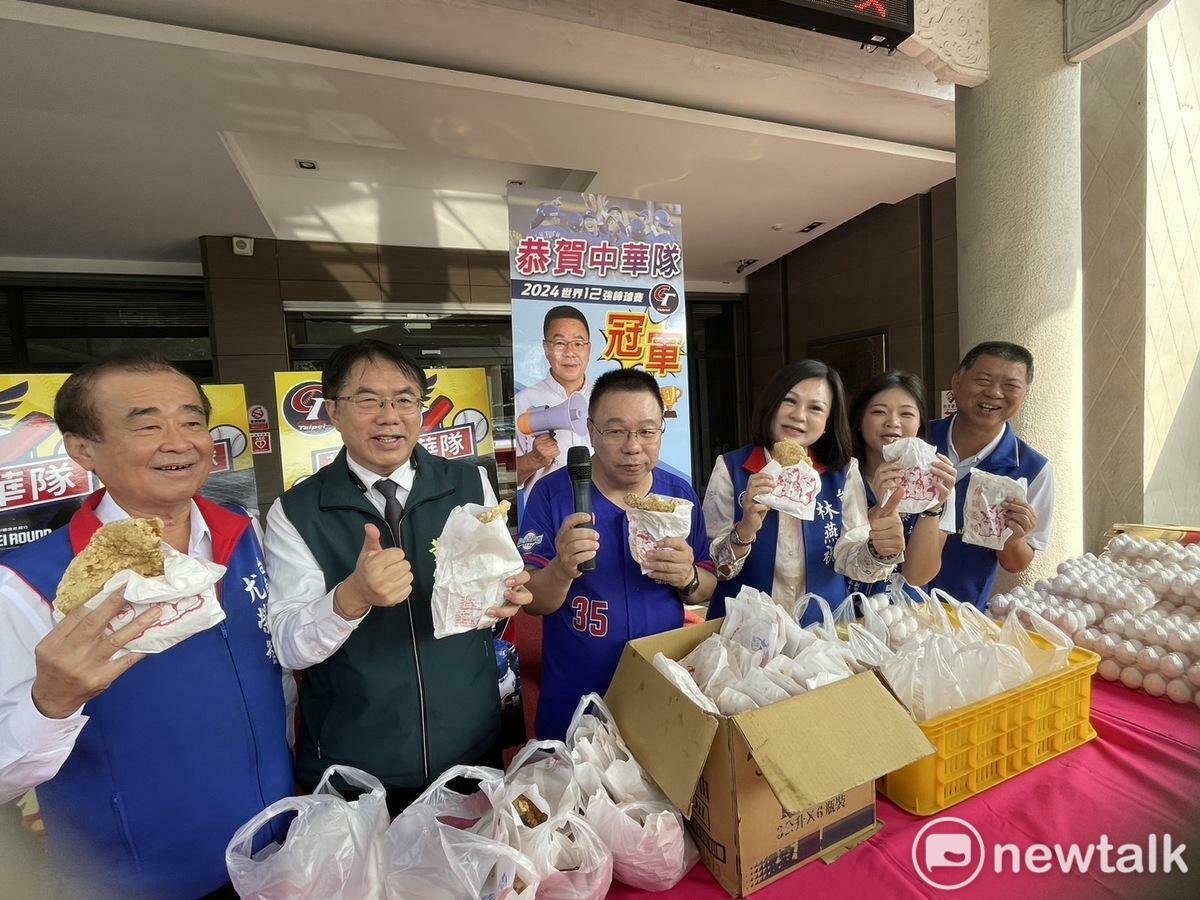 台日大戰4:0完封勝，台南市議會國民黨團發言人蔡育輝承諾不論輸贏都發放雞排和雞蛋，今與議員尤榮智、方一峰、林燕祝齊聚新營民治議事廳，發放雞排豬排等美食，連台南市長黃偉哲都共襄盛舉，從300份一直加碼到2150份，數量居全國之冠。 圖：黃博郎／攝