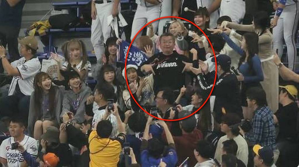 蔡其昌躍上東京巨蛋大螢幕，對著鏡頭秀出帽Ｔ的「Taiwan」，向全世界介紹台灣隊。 圖：截自蔡其昌Threads