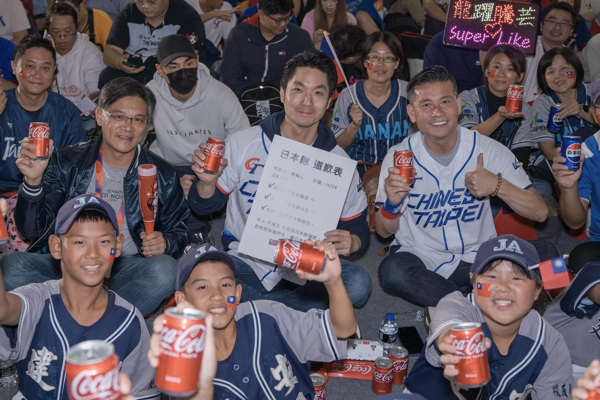 12強世界棒球賽，台灣球迷都是向原本不看好的台灣選手寫「道歉表」，但台北市長蔣萬安卻手舉「日本隊道歉表」挨轟。 圖：翻攝蔣萬安臉書（資料照）