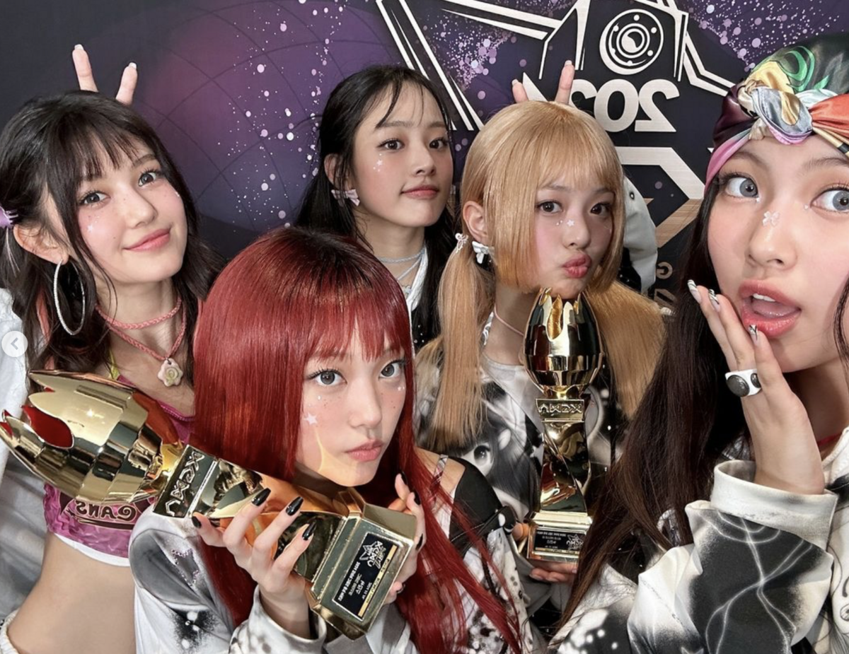 NewJeans在當晚的頒獎典禮中，憑藉其不斷突破的音樂成就，榮獲了「2024 Grand Artist」大獎。 圖：攝自IG／ newjeans_official
