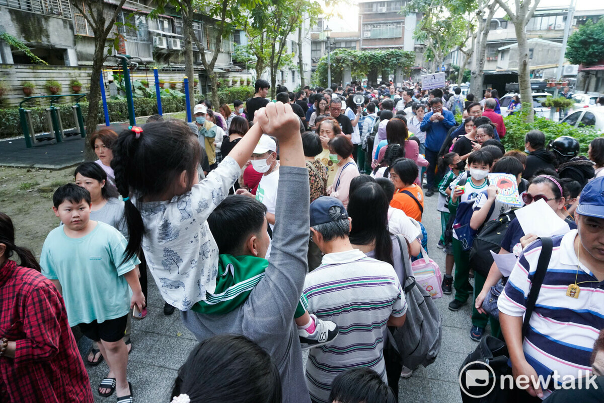 台灣隊在世界12強棒球錦標賽台日冠軍爭霸戰力克強敵日本隊勇奪冠軍，為此，民進黨籍台北市萬華中正立委吳沛憶在其選區內的東園國小外發放400杯珍珠奶茶，慶祝台灣隊奪冠，由於人潮太過踴躍，原訂發放400 杯珍奶，再加碼200杯珍奶，東園國小對面的小公園擠滿人潮，氣氛熱絡。 圖：張良一/攝