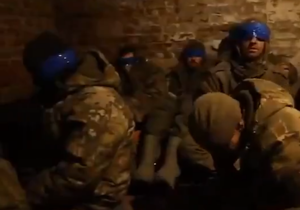 烏軍近日在庫爾斯克作戰十分傑出，於短短 1 小時內相滅 100 名俄軍，還俘獲 26 名俄軍。圖為俄軍俘虜。 圖：翻攝自烏克蘭戰爭．最新進展Ｘ帳號