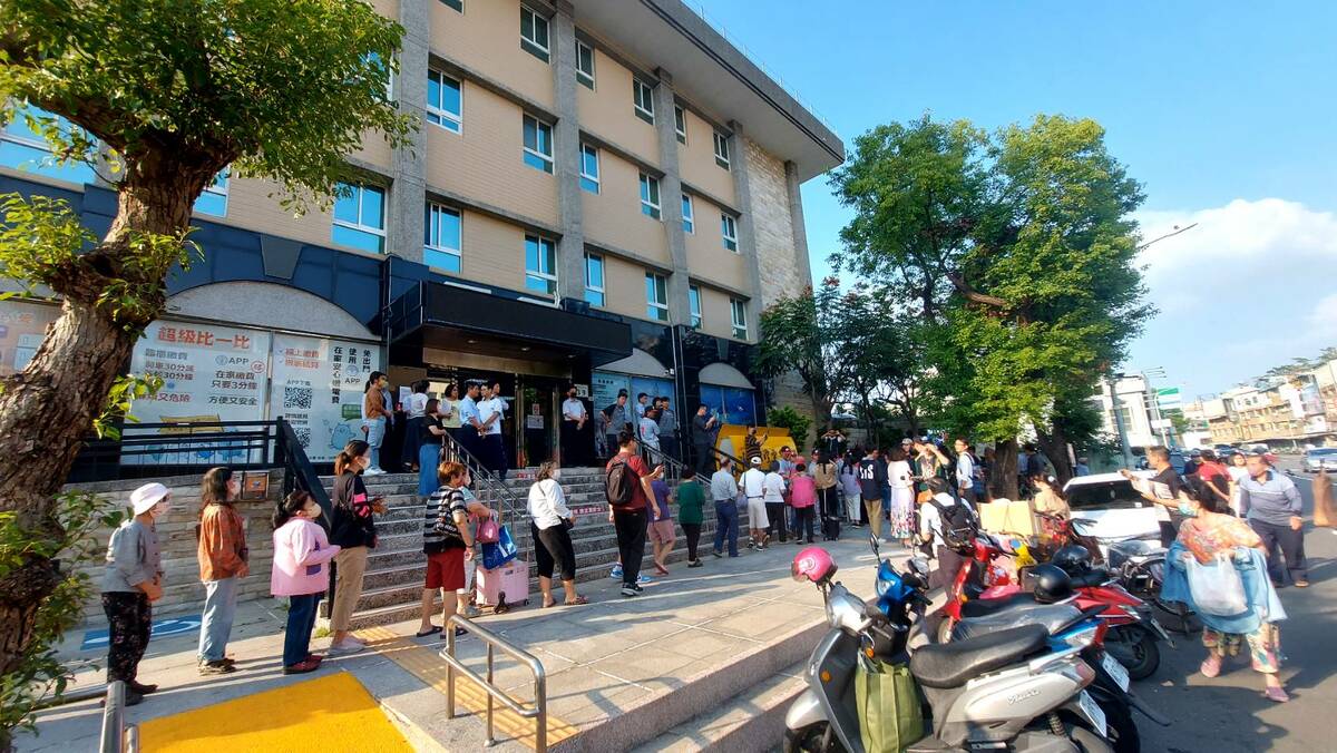 民眾在台電高雄區處外大排長龍領免費雞排。 圖：台電高雄區處提供