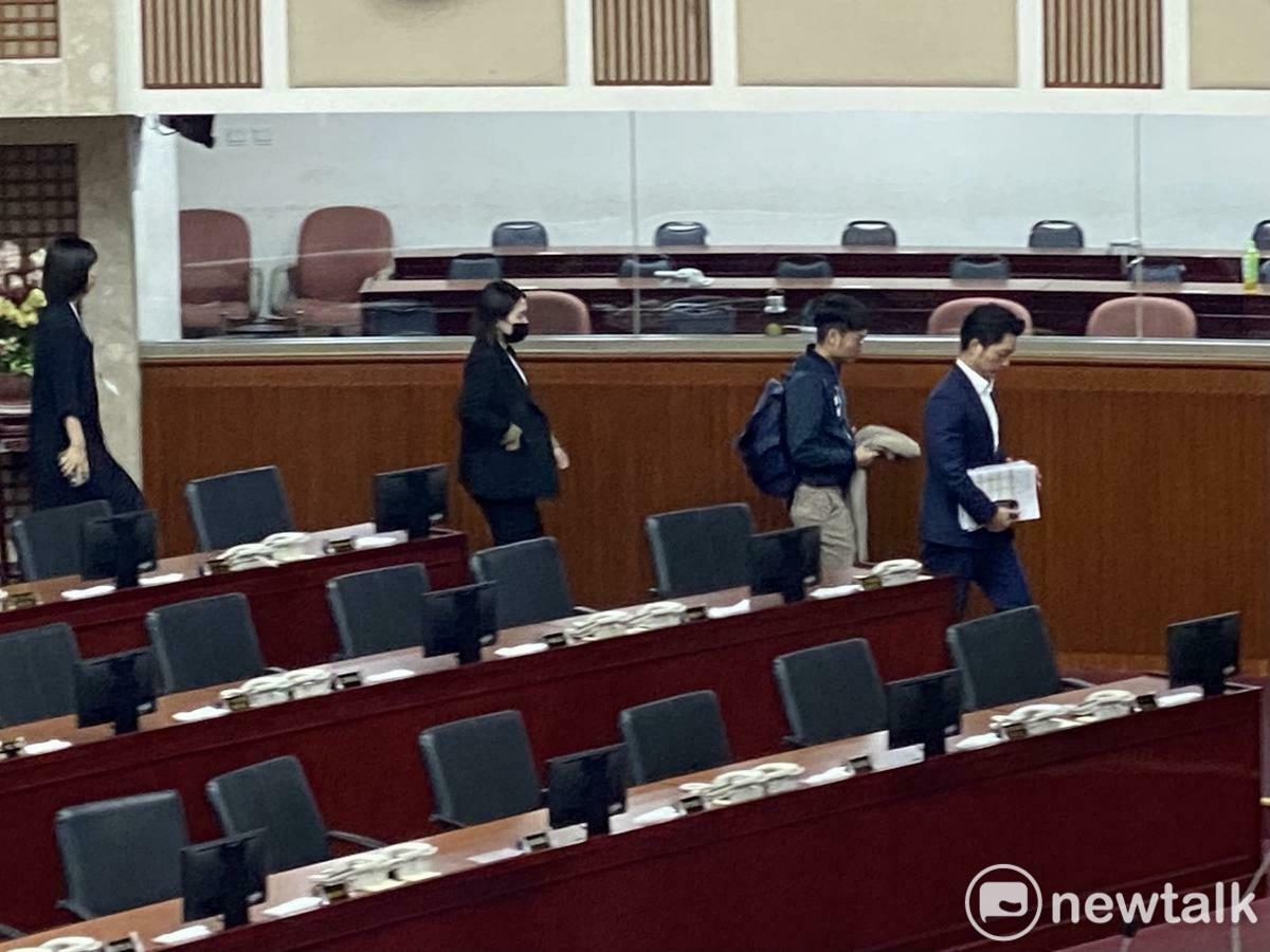 台北市長蔣萬安今天市政總質詢結束後，找體育局長王泓翔私下談了長達半小時，才步出議場。 圖：周煊惠 / 攝