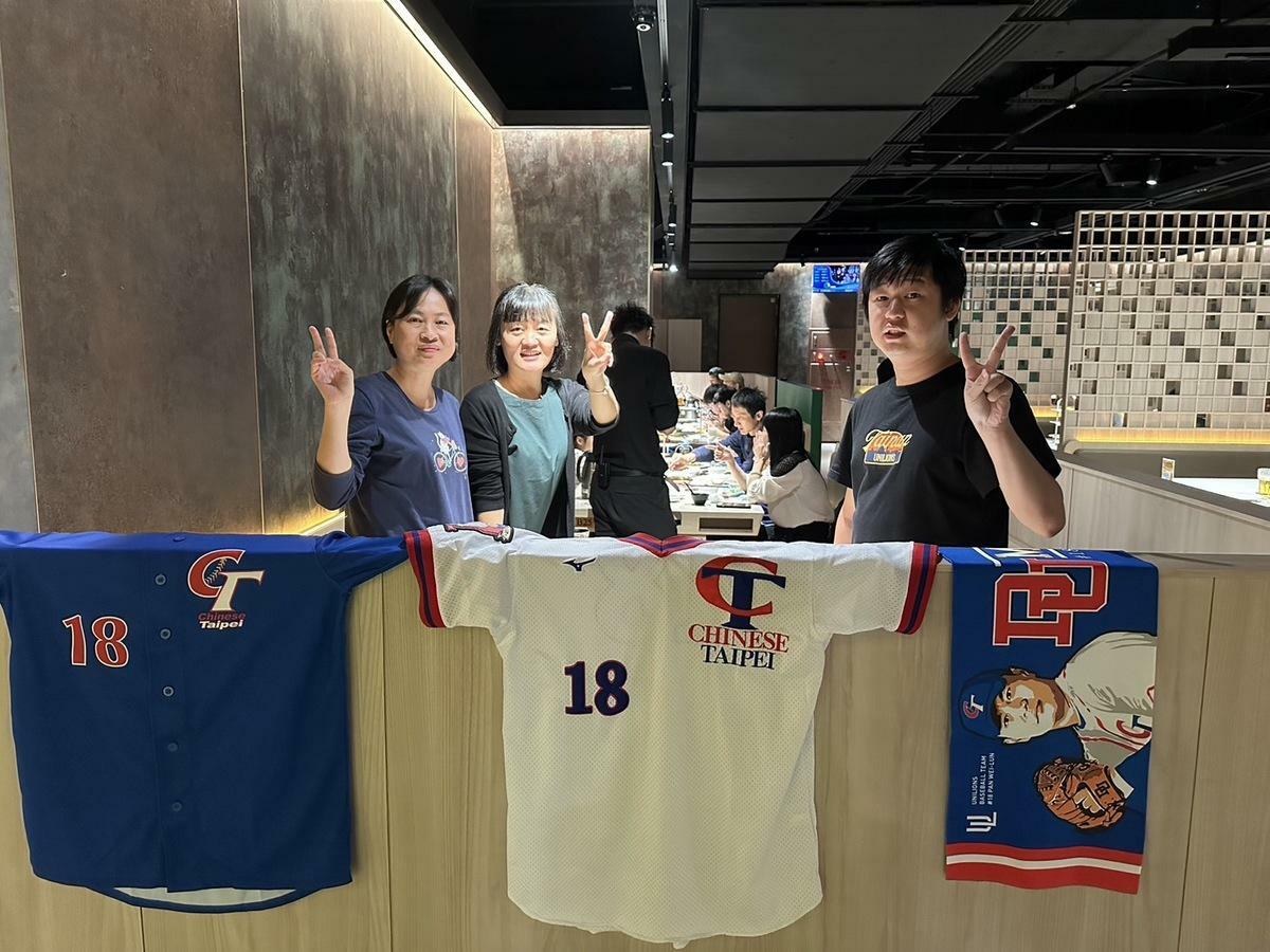 熱情球迷於屋馬門市追冠軍戰。 圖：屋馬集團/提供