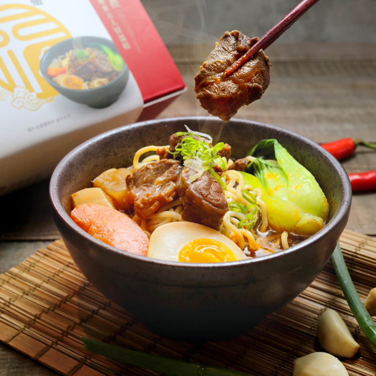 「福華冠軍牛肉麵禮盒」(原價$680)買一送一。 圖：台中福華大飯店/提供