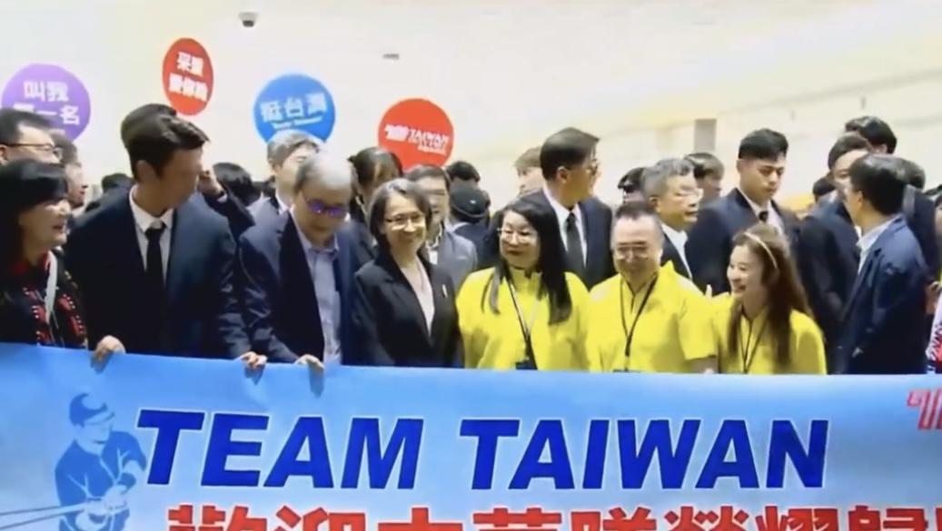 免稅店采盟董事長率幹部亂入合影，擠開球員和教練，引爆球迷怒火。 圖：翻攝自Threads